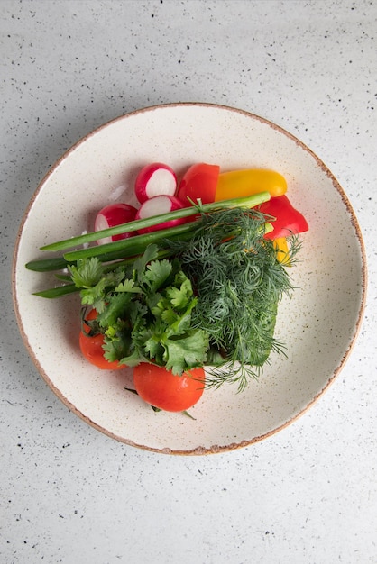 Talerz z kolorowym daniem